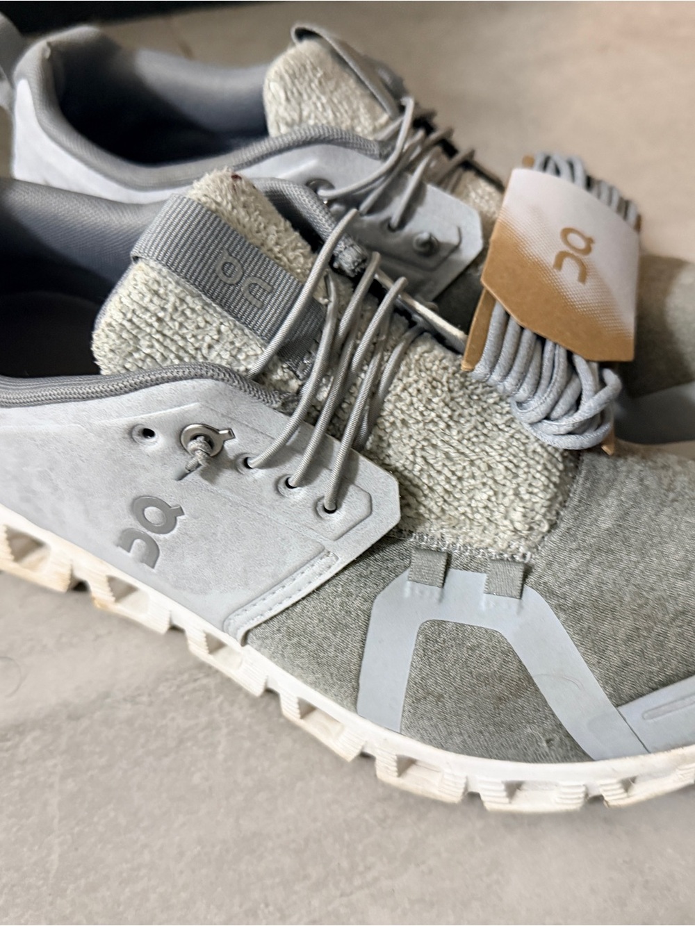 On Cloud Running Men’s Sneakers in Light Gray and Cream 9.5 Women